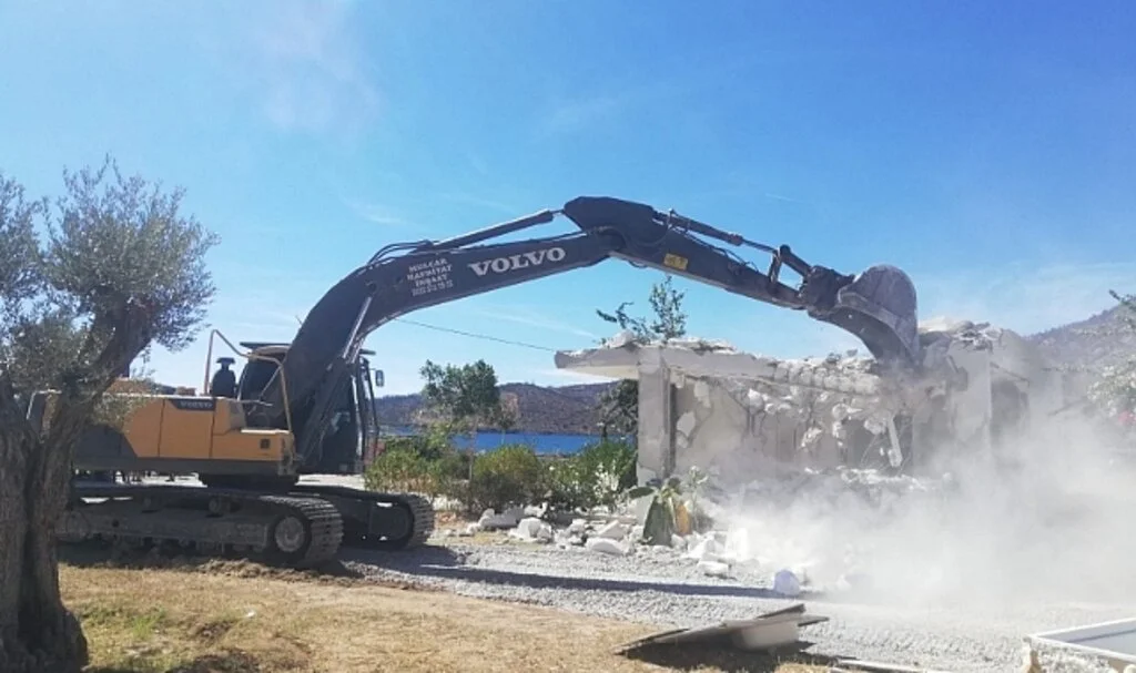 Çökertme’deki kaçak yapılar yıkılıyor