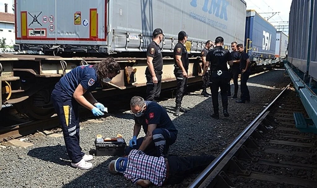 Çorlu Tren Garı'nda bir şahıs rayların arasında yaralı bulundu