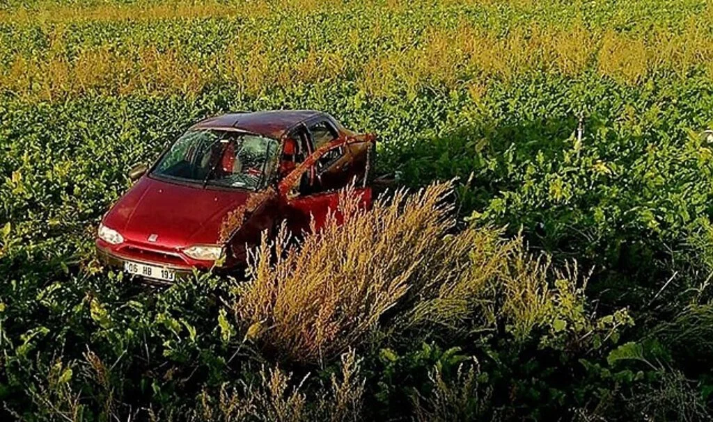 Çorum'da otomobil tarlaya uçtu: 2 yaralı