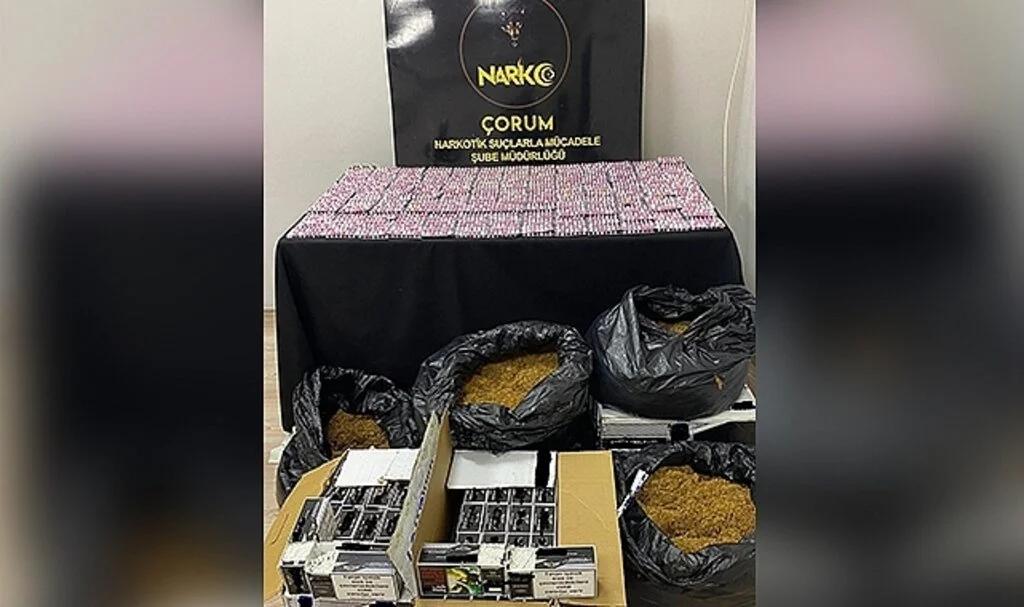 Çorum'da uyuşturucu ticareti yaptığı belirlenen 2 zanlı tutuklandı.