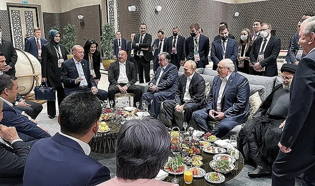 Cumhurbaşkanı Erdoğan, "Ebedi Şehir"de ŞİÖ Zirvesi'ne katılan liderlerle sohbet etti