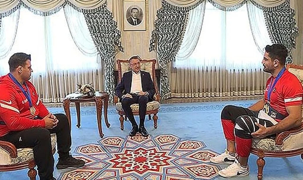 Cumhurbaşkanı Yardımcısı Oktay, milli güreşçiler Kayaalp ve Akgül'ü kabul etti