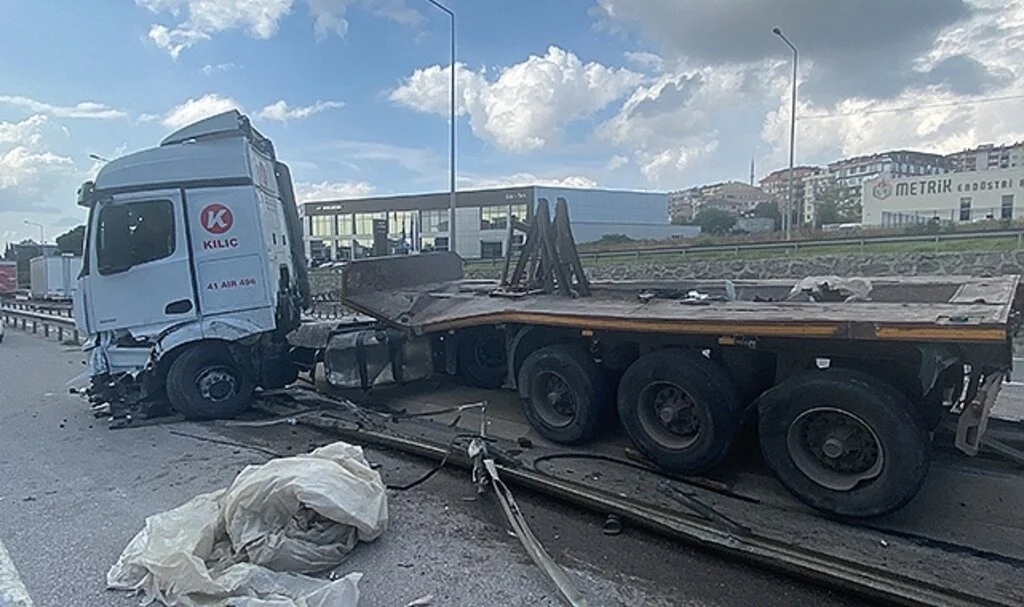 D-100'de lastiği patlayan tır bariyere girdi, tonlarca ağırlıktaki demir rulolar yola düştü