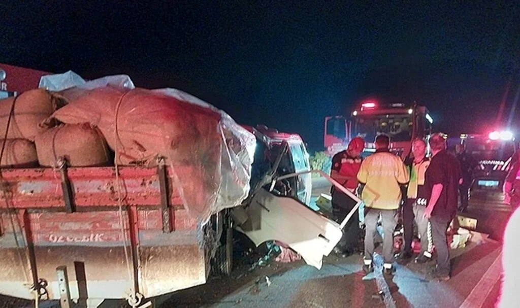 D-100’de minibüs traktöre arkadan çarptı: 2 yaralı
