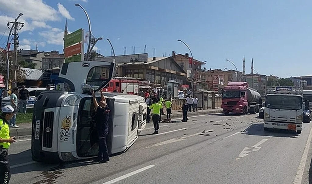 D-100’de tankerin çarptığı servis minibüsü devrildi: 1 yaralı