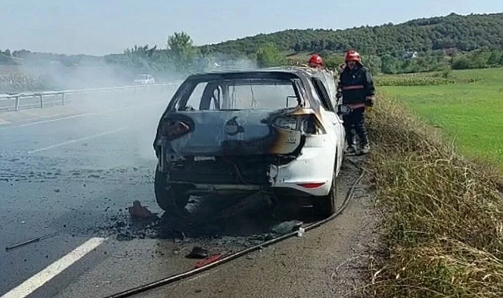 D-650’de alevlere teslim olan otomobilden geriye demir yığını kaldı