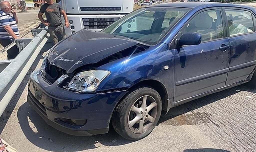 D100'de otomobil bariyerlere çarptı: 4 hafif yaralı