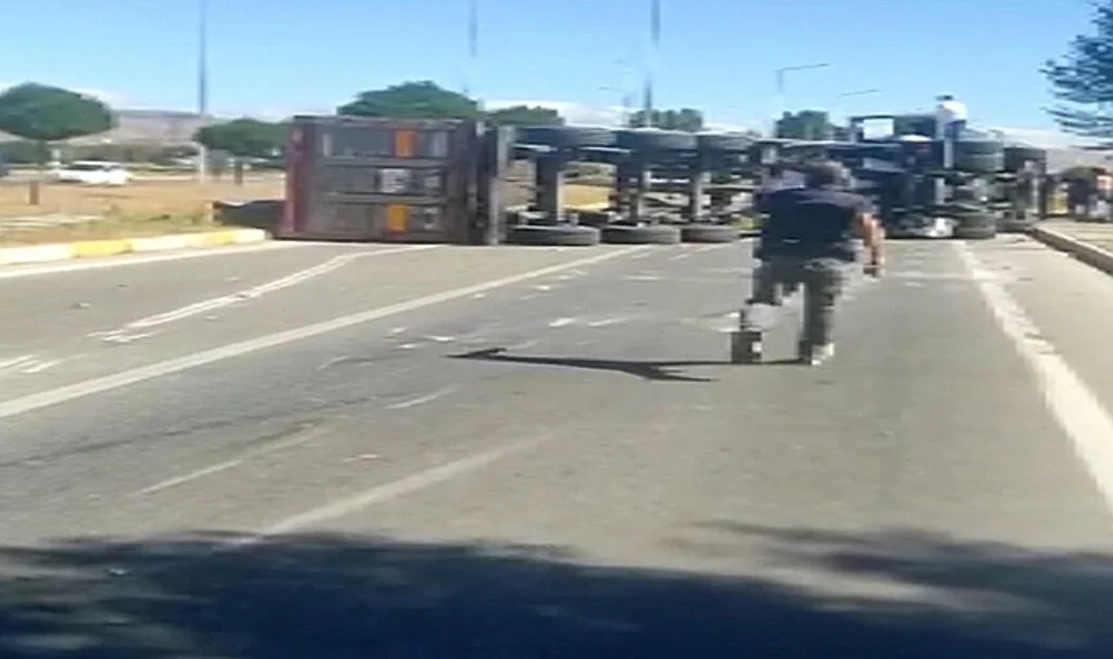 Damperi açık unutulan tır, OHTS direğine çarptıktan sonra yan yattı
