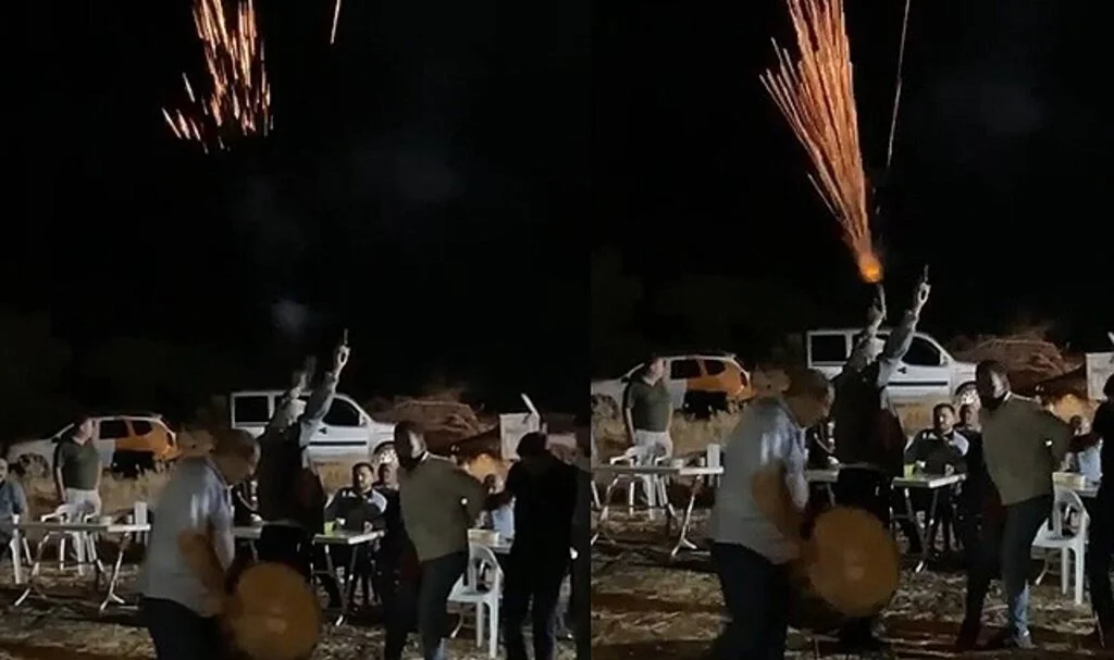 Davula ritim tutan şahıs, iki eline aldığı silahla havaya ateş açtı