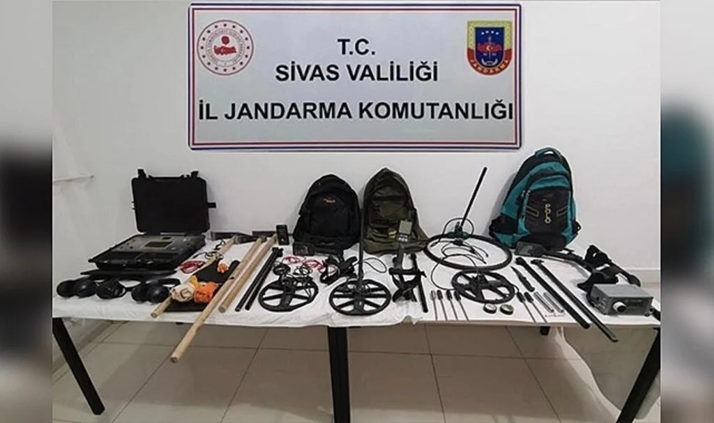 Define ararken jandarmaya yakalandılar
