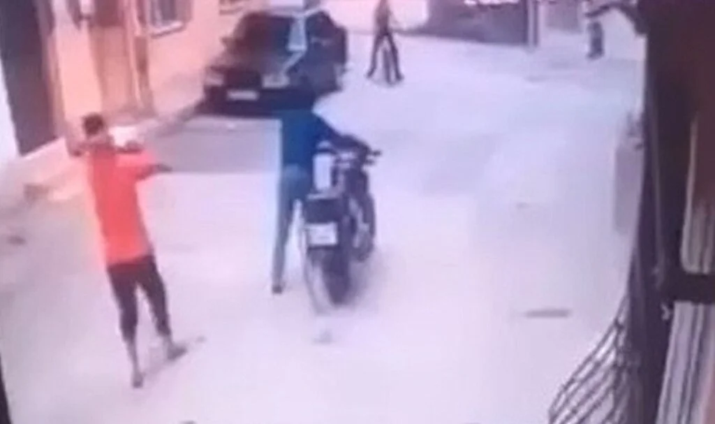 Demir makaslı ve silahlı hırsızlık anları güvenlik kamerasına yansıdı