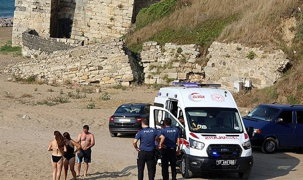 Denizde akıntıya kapılan çocuk boğulma tehlikesi geçirdi