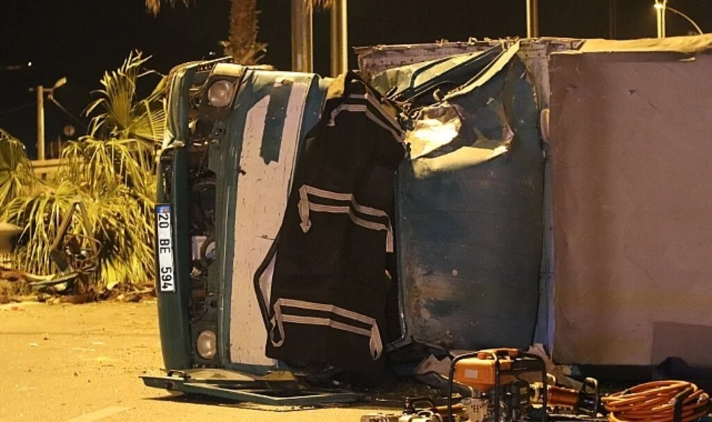 Denizli'de kargo kamyoneti devrildi: 1 ölü
