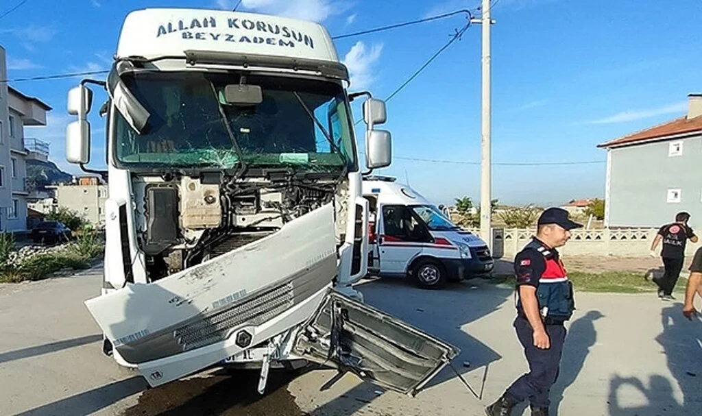 Denizli'de midibüsle tırın çarpışması sonucu 17 işçi yaralandı