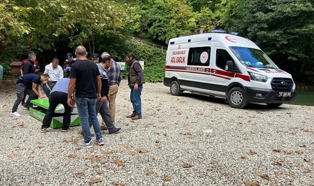 Denizli’den Sinop’a gezmeye giden ailenin üzerine ağaç devrildi: 2 ölü, 1 yaralı