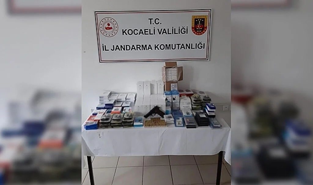Depoyu gümrük kaçağı telefon aksesuarıyla dolduran şüpheliye jandarma operasyonu