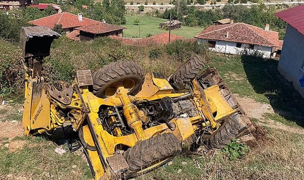 Devrilen iş makinesinin altında kalan operatör tedavi altına alındı