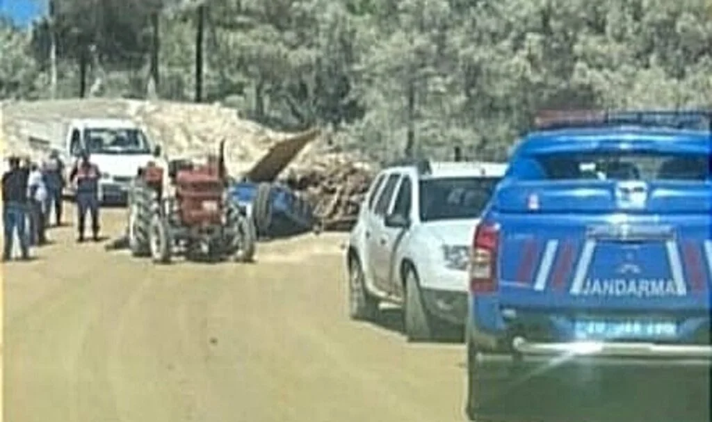 Devrilen odun yüklü traktör, karı kocayı ayırdı