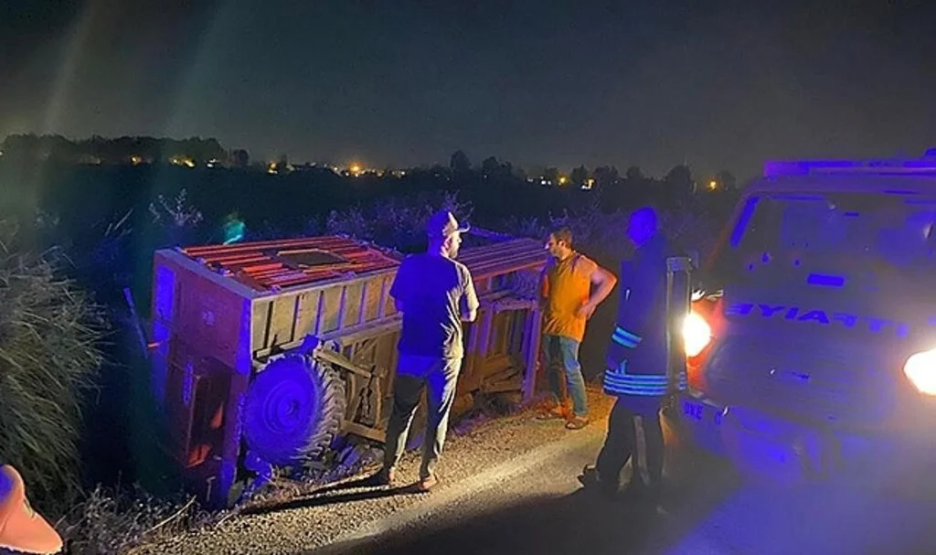 Devrilen römorkörde sıkışan kadını itfaiye ekibi kurtardı