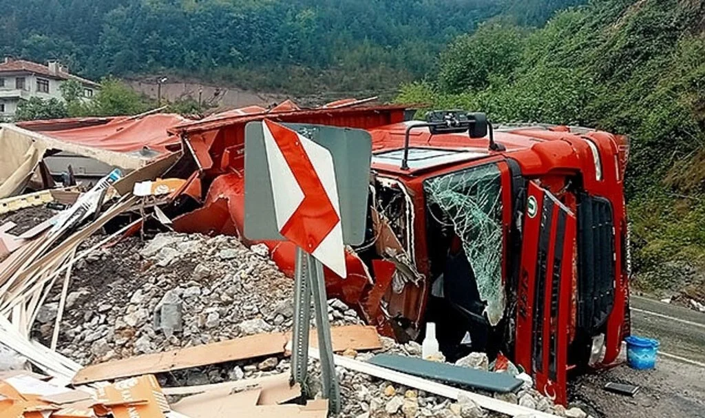 Devrilen tır alevlere teslim oldu, vatandaşlar kovalarla su taşıdı