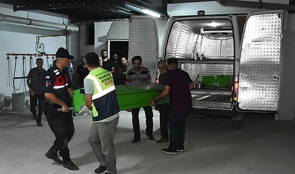 Devrilen traktörün altında kalan orman işçisi öldü