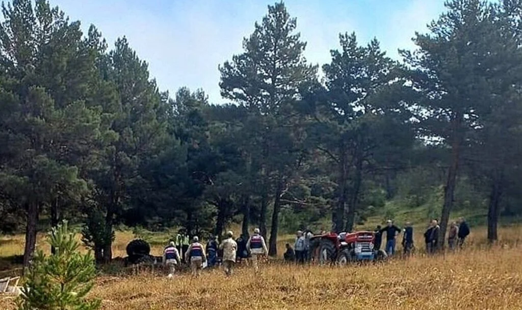 Devrilen traktörün altında kalarak hayatını kaybetti