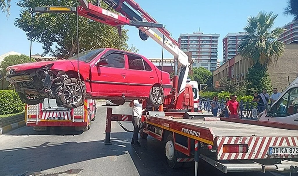 Direksiyon hakimiyetini kaybetti, refüje çarptı: 7 yaralı
