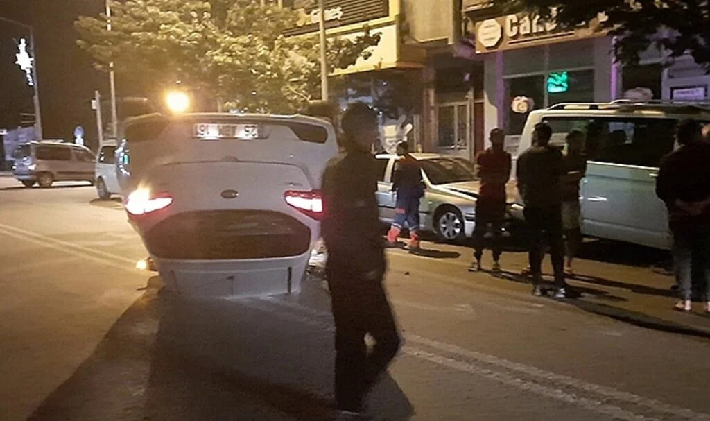 Direksiyon hâkimiyetini kaybetti sokak ortasında araçla takla attı