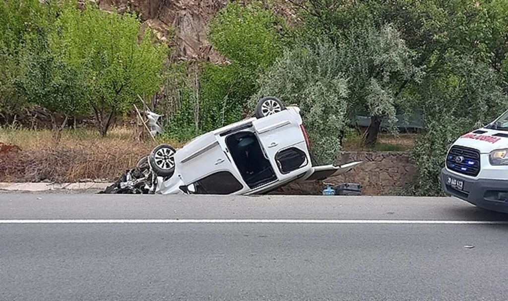 Direksiyonda uyuyakaldı, aracı takla atarak su kanalına düştü