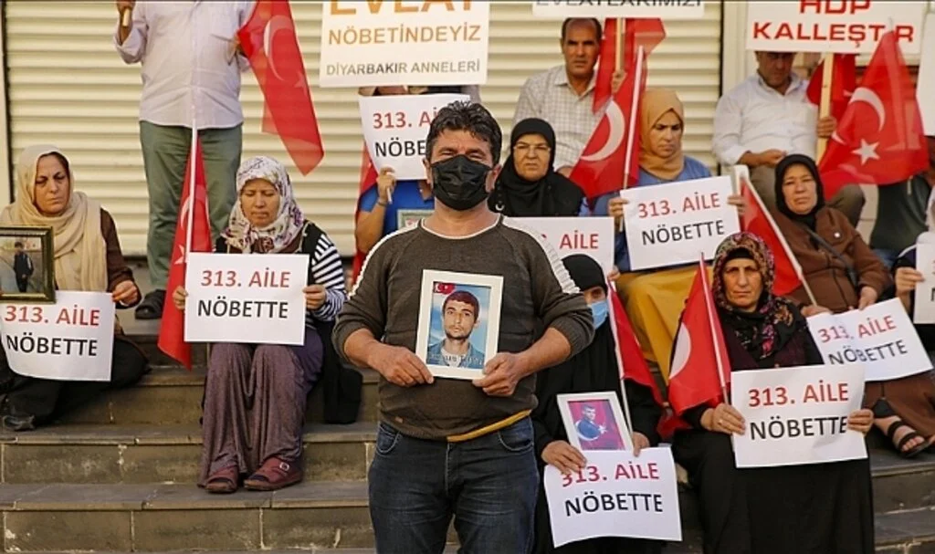 Diyarbakır annelerinin oturma eylemine bir aile daha katıldı