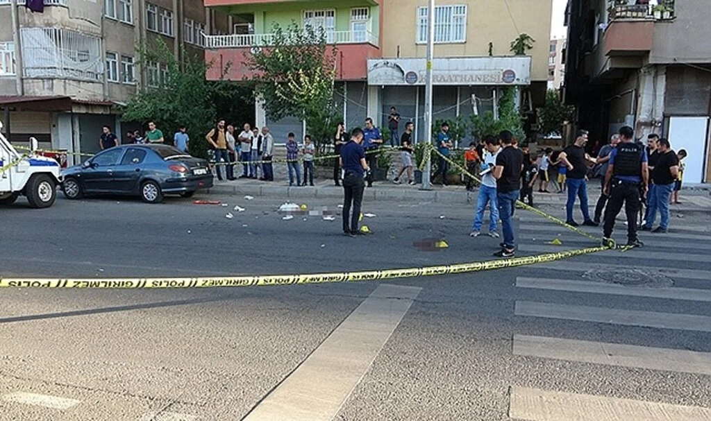 Diyarbakır’da cadde ortasında silahlı çatışma: 3 kişi yaralandı