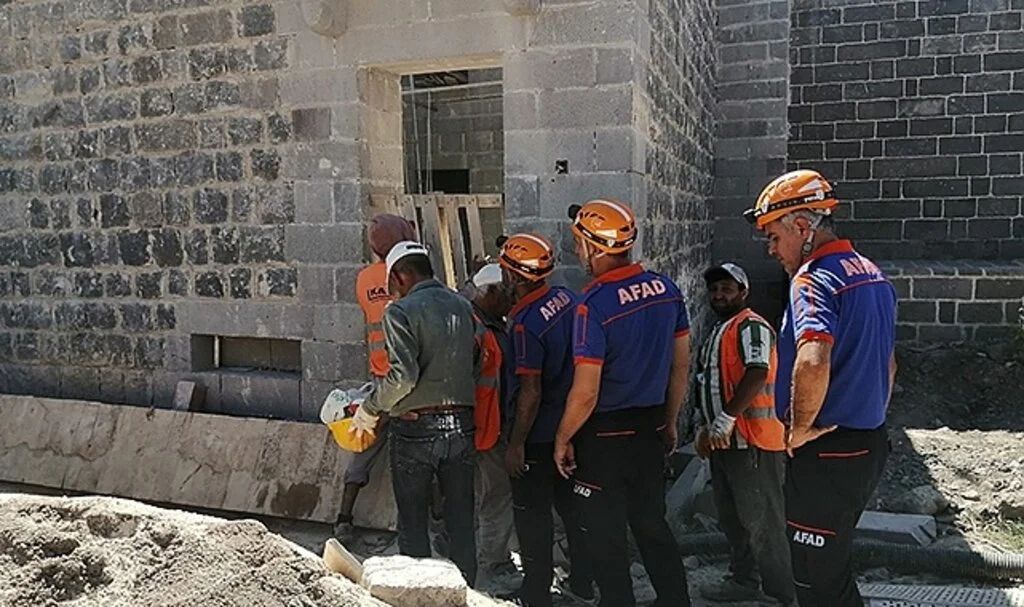 Diyarbakır’da inşaat alanında gezen vatandaş kazaya neden oldu: 2 yaralı