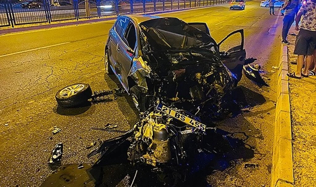 Diyarbakır’da takla atan araçlar hurdaya döndü, sürücüler burunları bile kanamadı