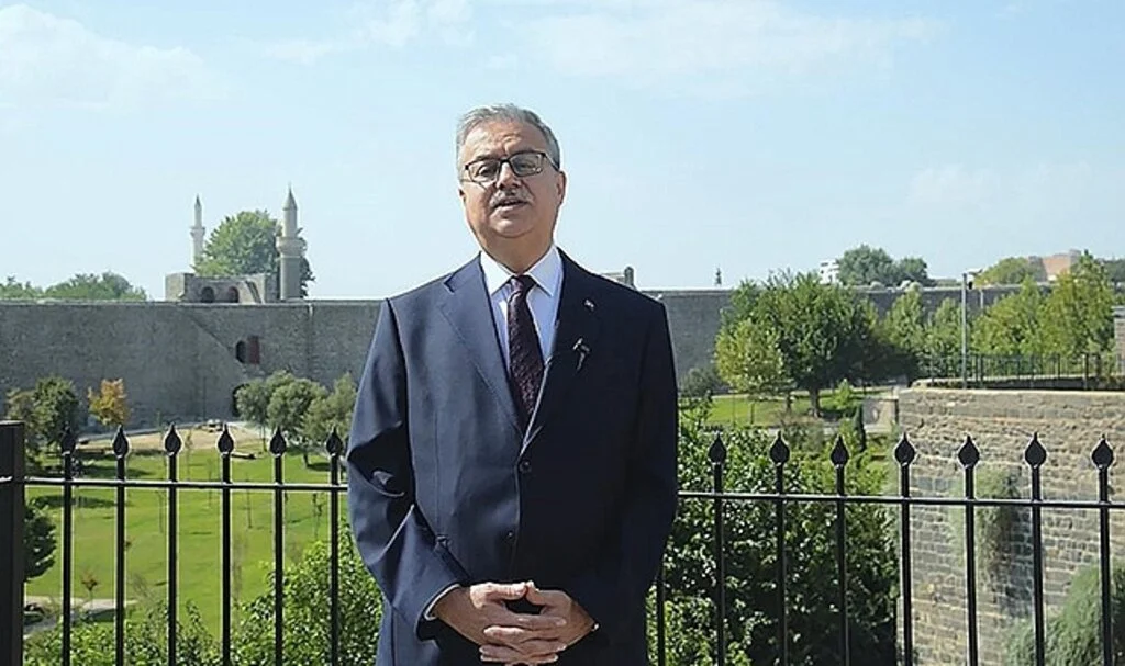 Diyarbakırlı üniversite öğrencilerine belediyeden 2 bin 500'er lira destek