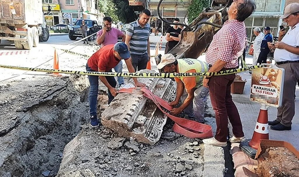 Doğalgaz çalışmasında çıkan lahit kamyona yüklenerek müzeye taşındı