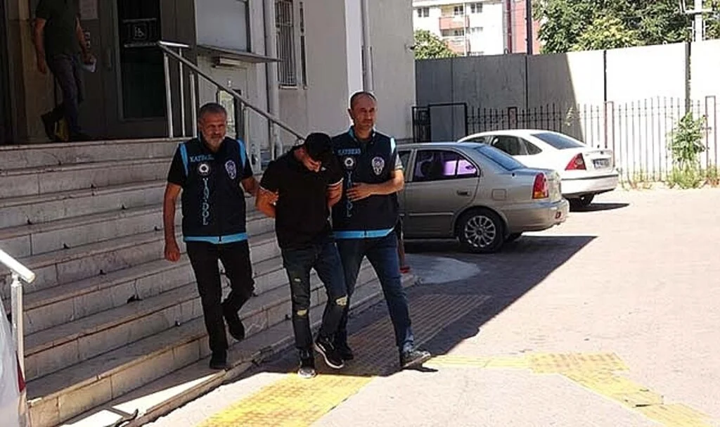  Dolandırdığı parayla aldığı arabaya binemeden yakalandı