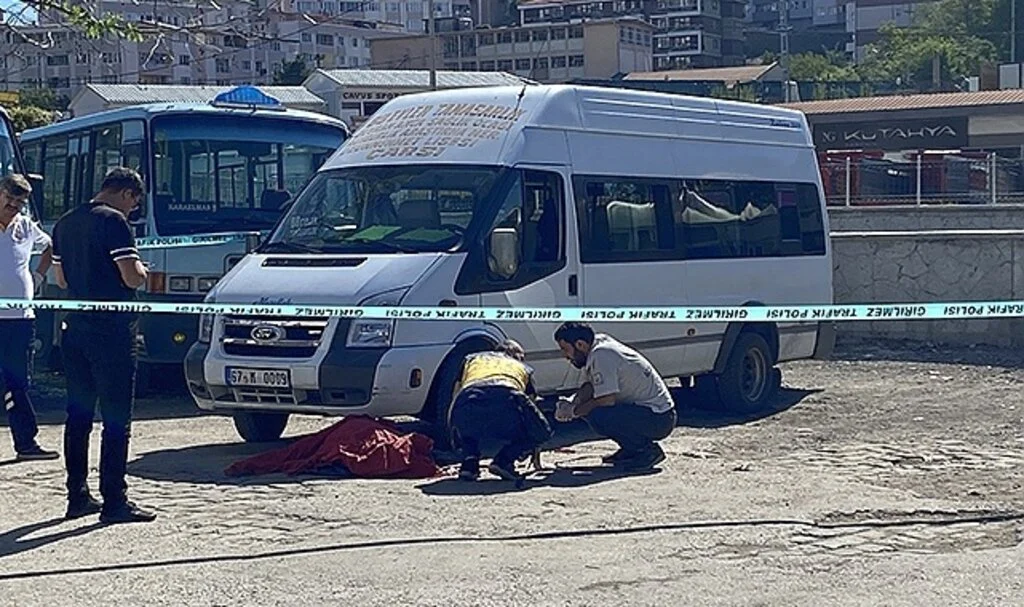 Dolmuşun altında kalan 90 yaşındaki adam hayatını kaybetti