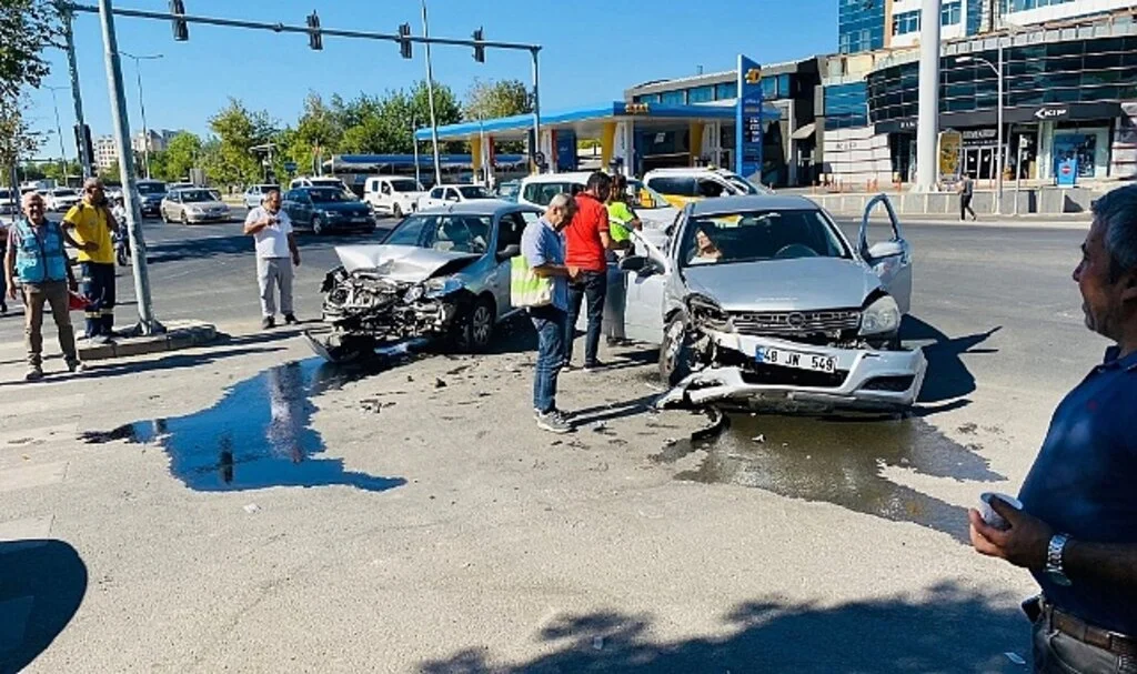 Dönüşün yasak olduğu yola girdi, iki araç kafa kafaya çarpıştı