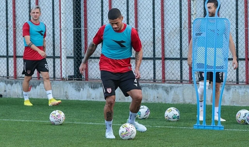 Douglas Tanque Manisaspor maçında oynayacak mı?
