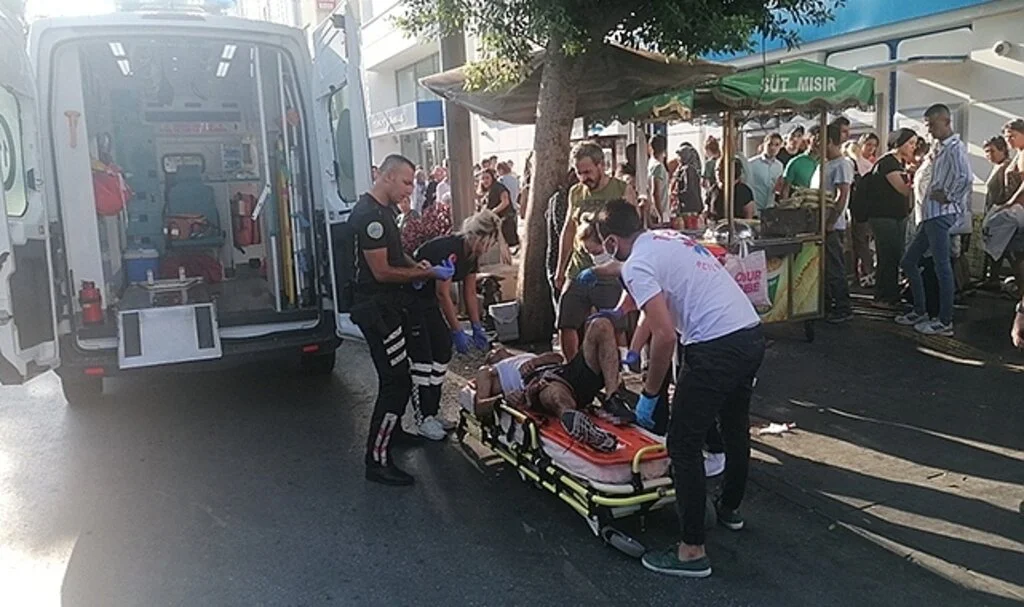 Dövme yaptırmak için gittiği dükkanda önce dövüldü sonra bıçaklandı