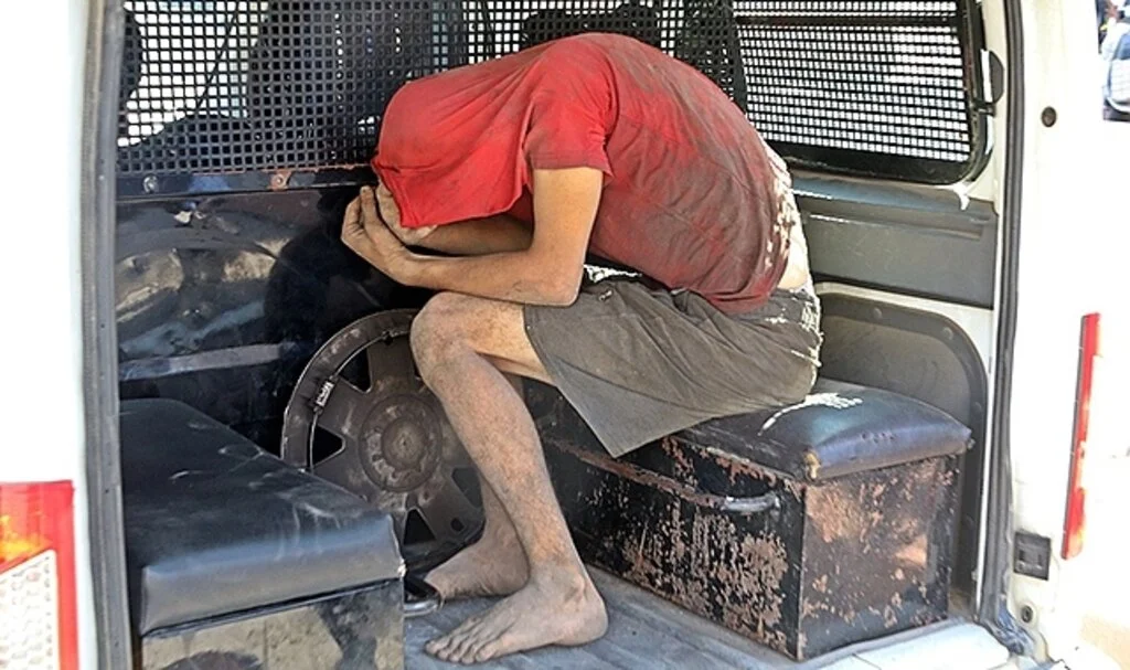 Drenaj kanalına giren hırsızlık şüphelisi, kapağın kapatılmasıyla içeride mahsur kaldı