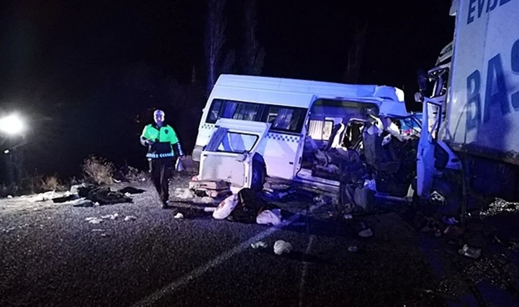 Düğün dönüşü feci kaza: 8 ölü, 9 yaralı