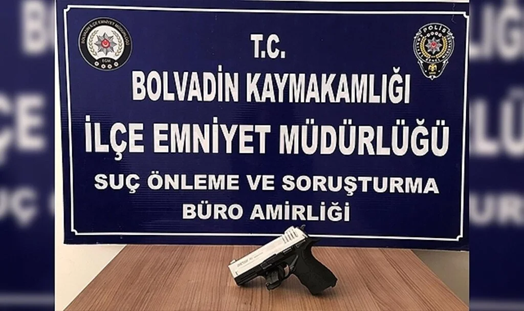 Düğünde havaya ateş açarken mahalle ve çarşı bekçilerine yakalandı