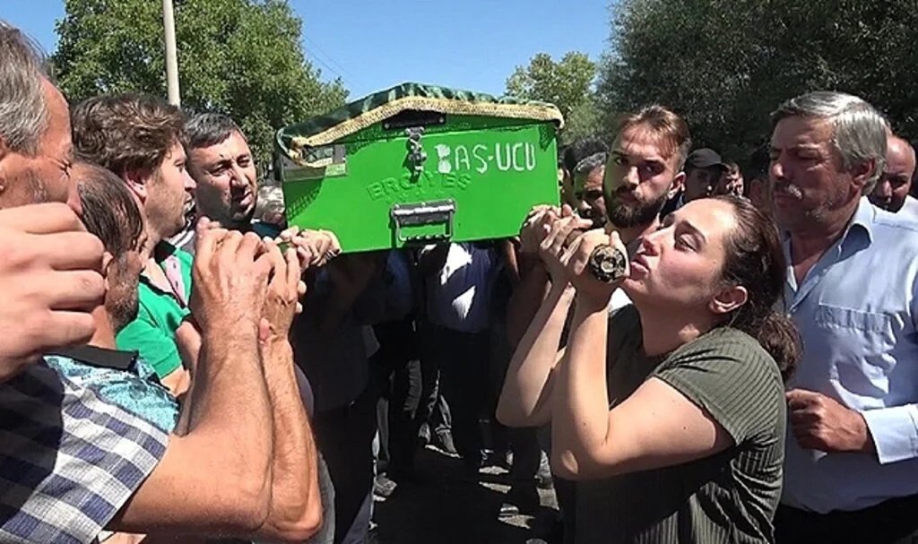 Düğünde maganda kurşunu ile ölen eşine son görev