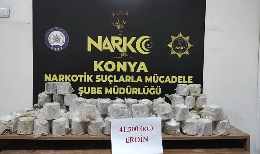 Dur ihtarına uymayan araçtan atılan çantalarda 41.5 kilo eroin çıktı