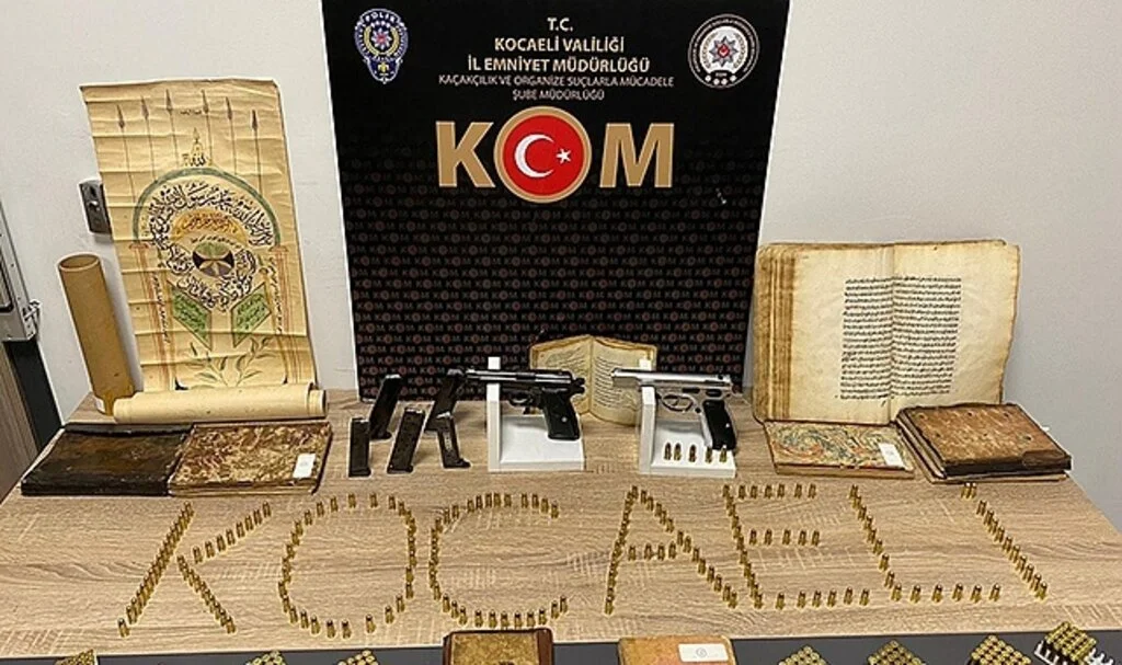 Durdurulan araçta 10 adet tarihi eser niteliğinde kitap bulundu