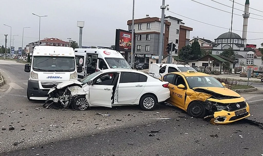Düzce'de 3 aracın karıştığı kazada 2 kişi yaralandı