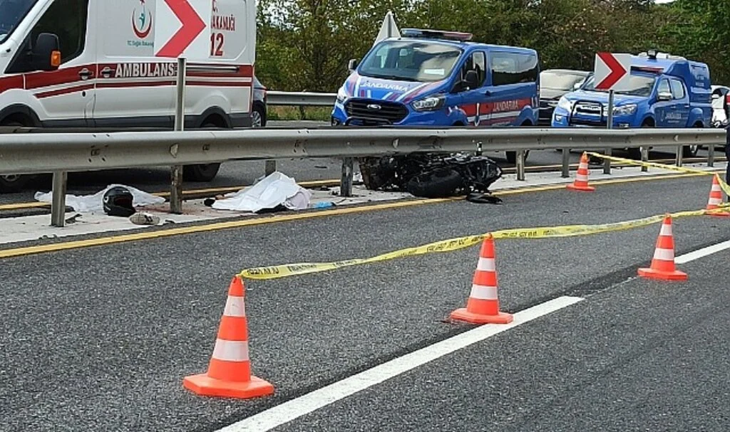 Düzce’de feci kaza: Motosiklet refüje çarptı, 2 kişi hayatını kaybetti