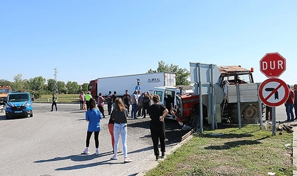 Edirne’de ayçiçek yüklü traktörle, hafif ticari araç çarpıştı: 3 yaralı