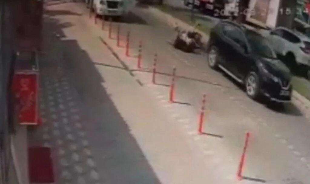 Edremit’te motosiklet, aniden açılan aracın kapısına çarptı